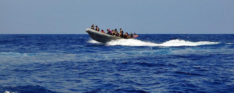 Нелегальные мигранты приплывают в Испанию и разбегаются