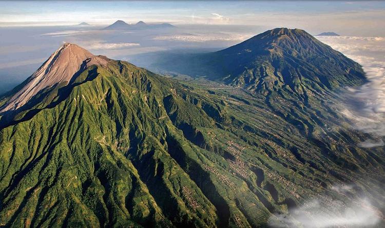 С вулкана в Индонезии эвакуировали более 500 человек