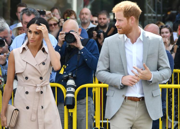 Эксперт объяснил, почему жена принца Гарри постоянно держит руки в карманах