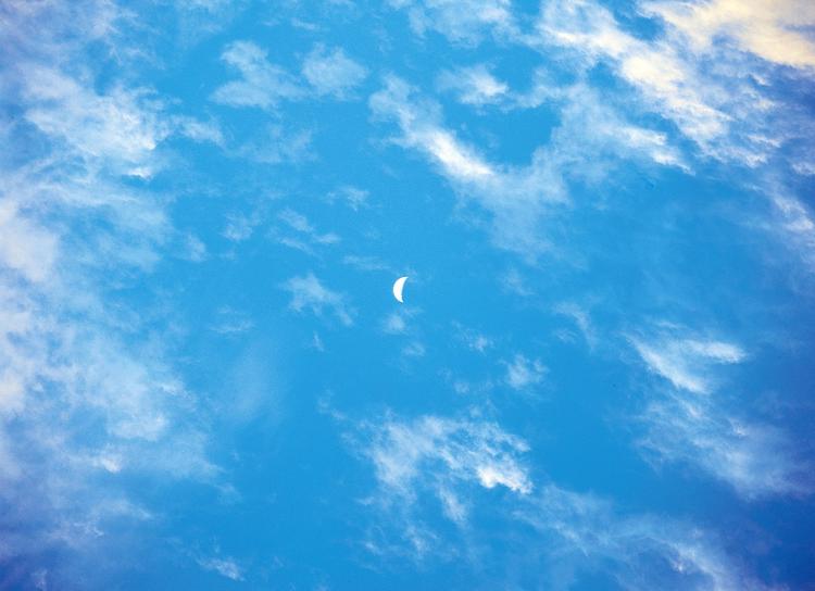 В Иркутске целую неделю будут наблюдать «детскую» Луну на дневном небе