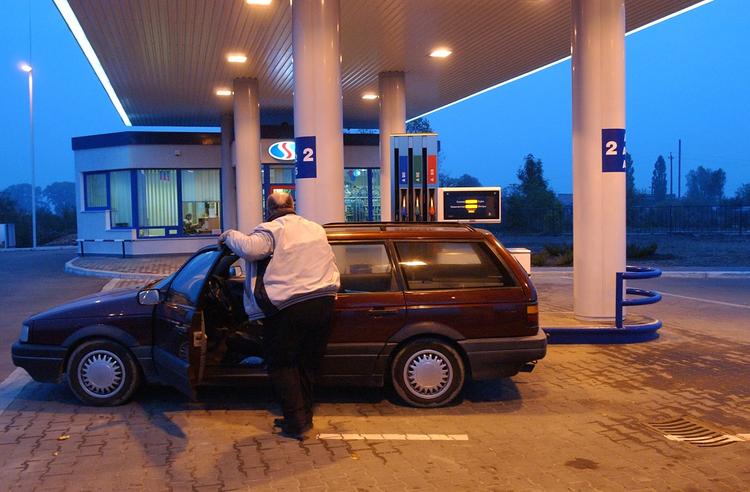 В России впервые с начала года упали цены на бензин