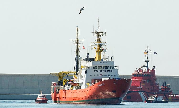 Шесть стран ЕС согласились принять мигрантов с судна Aquarius