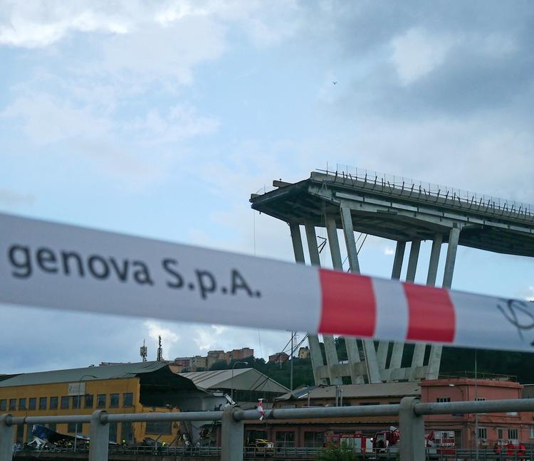 На месте обрушения моста в Генуе сейчас работают более 400 спасателей
