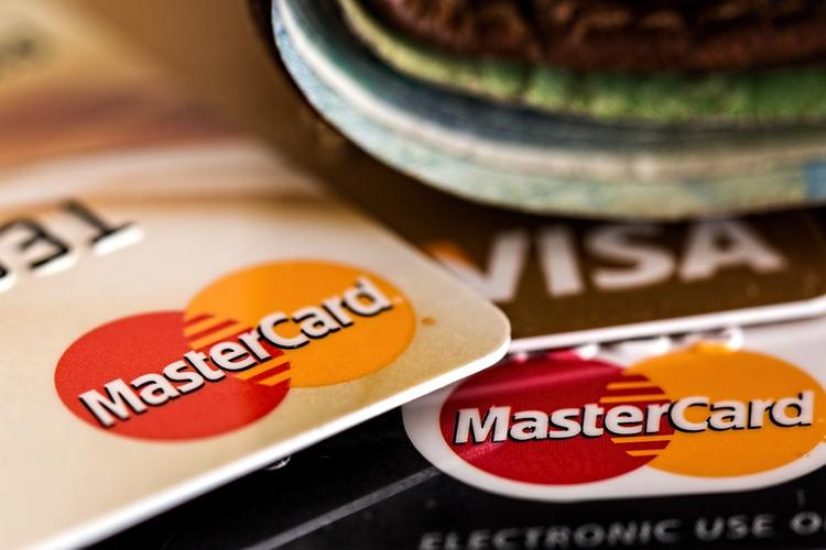 На Крымском полуострове прекратили выпускать карты Visa и MasterCard