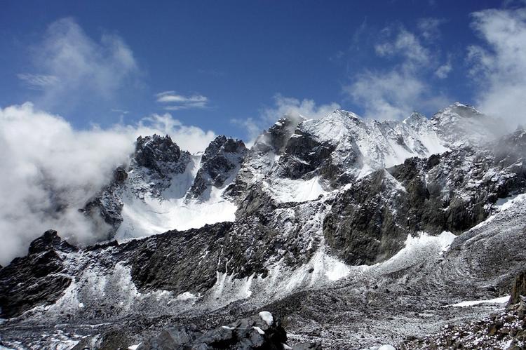 В Россию отправили тела трех погибших в Таджикистане альпинистов
