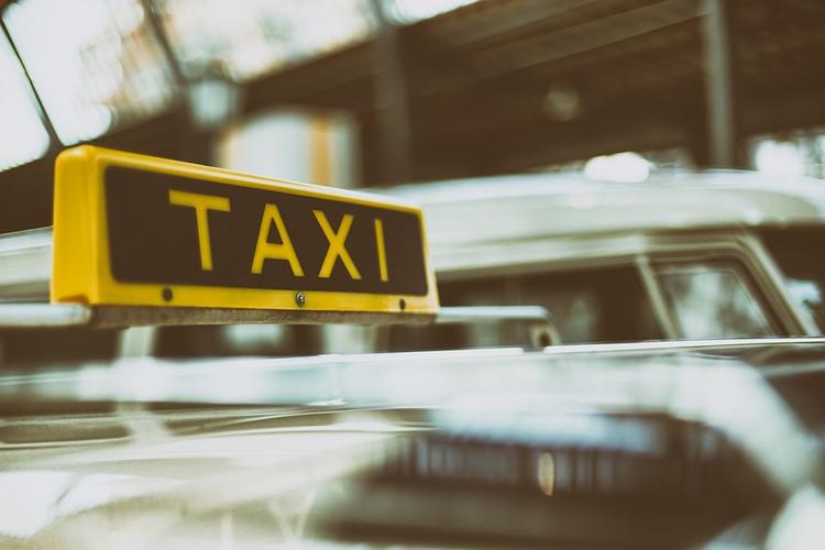 Названы самые странные вещи, которые забывали пассажиры в такси Москвы