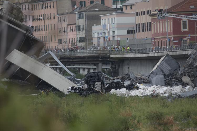 Эксперт рассказал, почему мог обрушиться мост в Генуе