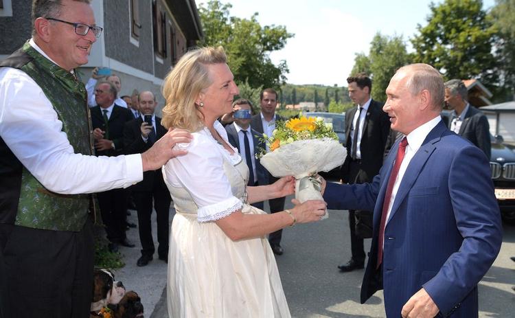 В сети появилось видео танца Владимира Путина на свадьбе главы МИД Австрии