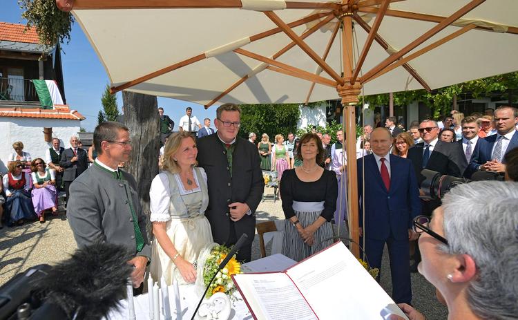 Курц: визит Путина на свадьбу главы МИД не меняет отношения Австрии к РФ
