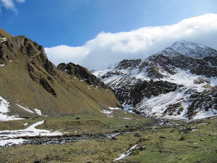 Один из альпинистов, пострадавших от удара молнии на Эльбрусе, скончался