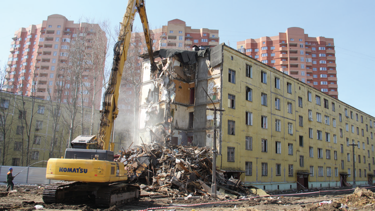В Москве снесли первую пятиэтажку в рамках программы реновации