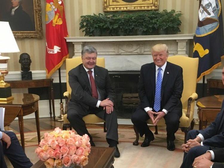 Трамп поздравил Порошенко с Днем независимости Украины