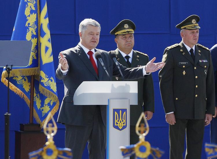 Порошенко на военном параде перепутал слова гимна