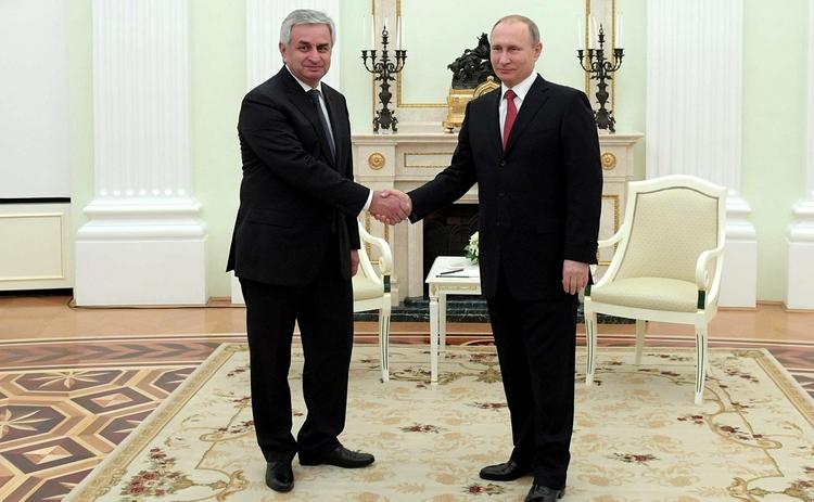 Путина наградили высшим орденом Абхазии