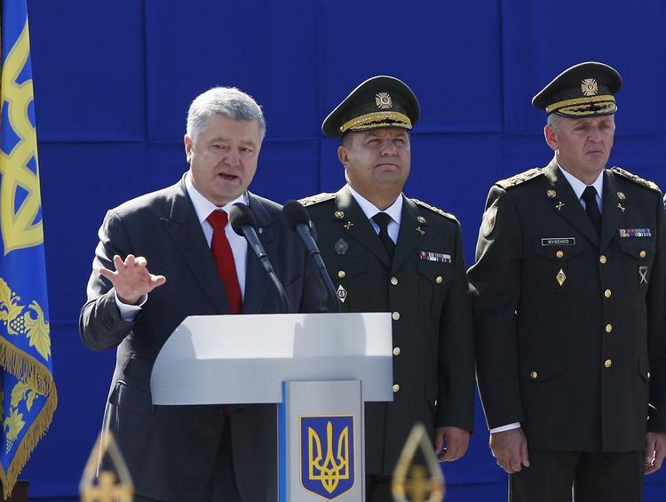 СМИ: сколько солдат упало в обморок при Порошенко