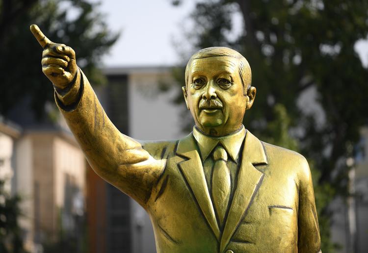 В Германии демонтируют четырехметровую статую президента Турции