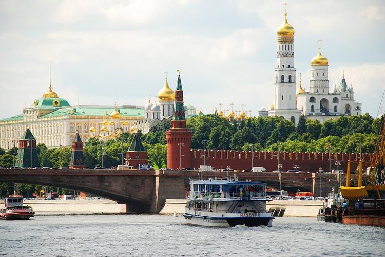 СМИ: На Москва-реке столкнулись два теплохода