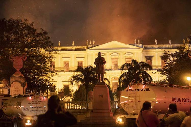 Пожар в Рио-де-Жанейро уничтожил 20 млн экспонатов Национального музея Бразилии