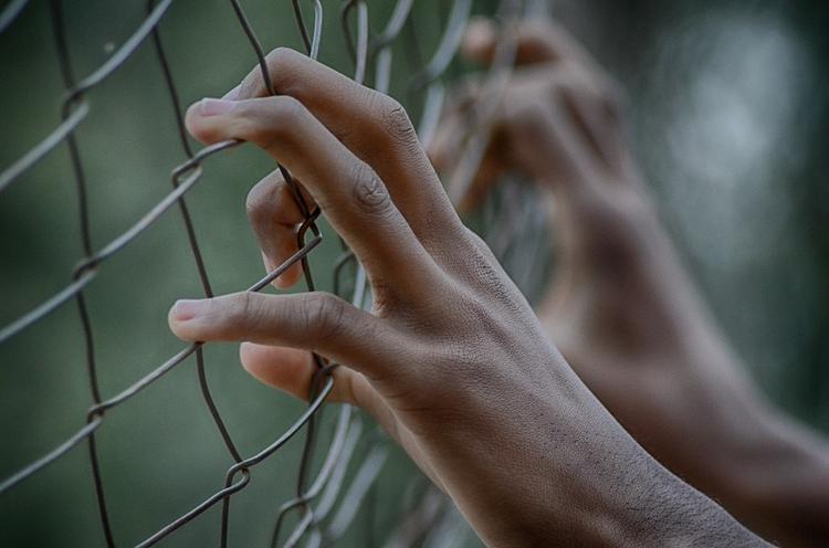 На школьной экскурсии в тюрьму в Таиланде мальчик случайно встретил отца