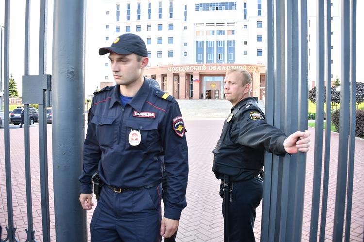 Участник несогласованной акции в Москве напал на полицейского с ножом