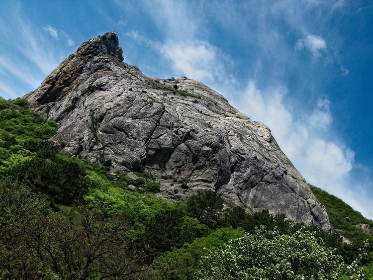 На западе Крыма турист выжил после падения на камни с 15-метровой высоты