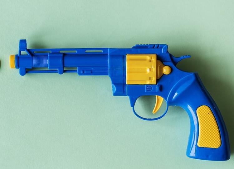 В одной из школ Омска пятиклассник ранил девочку из игрушечного пистолета