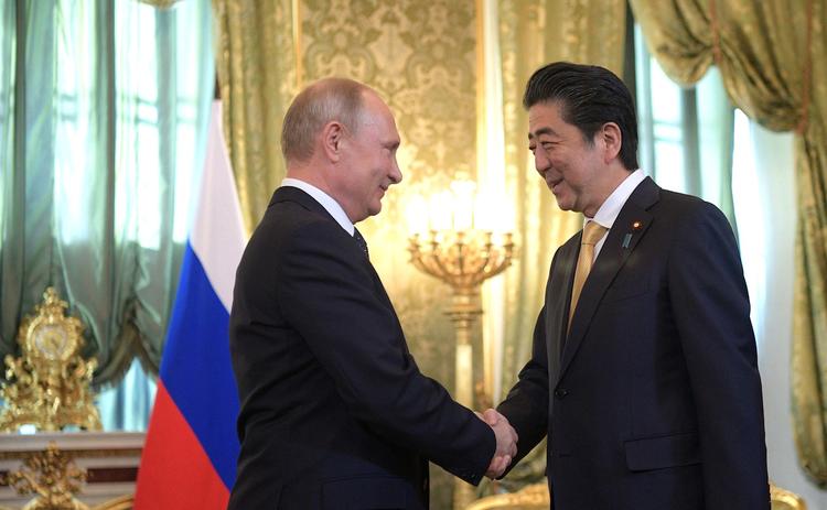 Японские СМИ рассказали о приватном разговоре Путина и Абэ