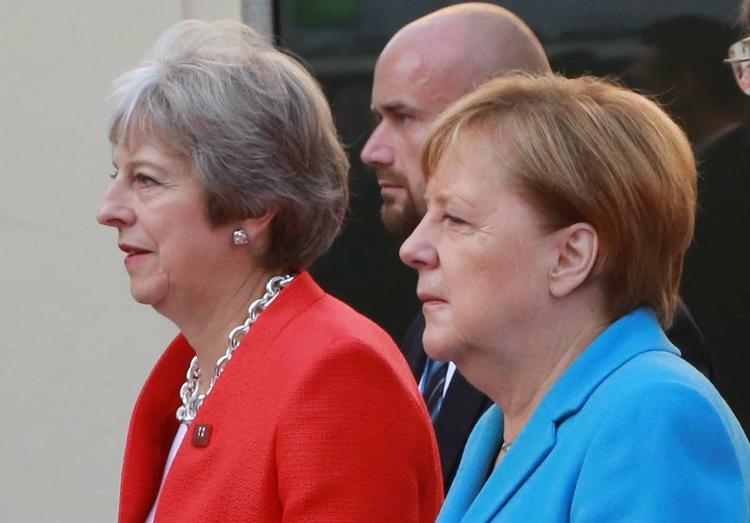 СМИ: Ангела Меркель публично унизила Терезу Мэй