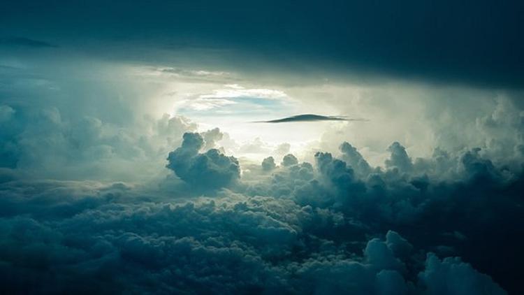 NASA показало на видео необычные светящиеся облака