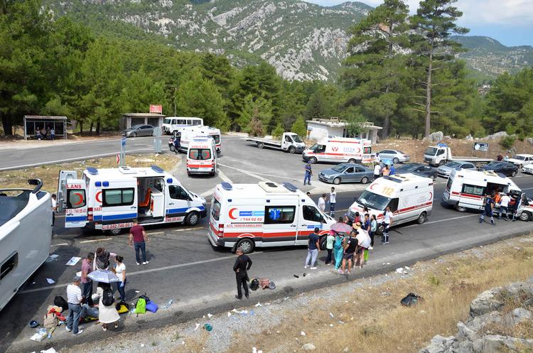 Автобус со школьниками перевернулся в Турции