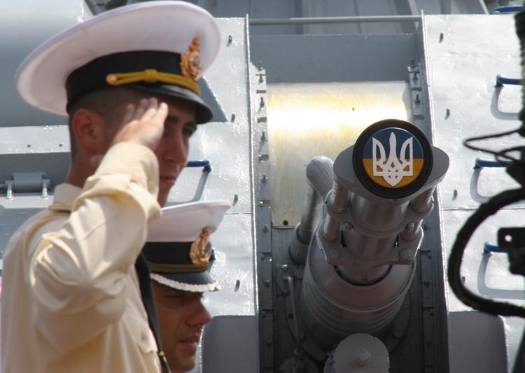Проход кораблей ВМС Украины под Крымским мостом сняли на видео