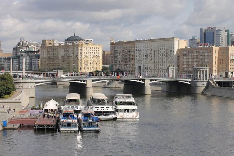 На борту теплохода в Москве найден мертвым его капитан