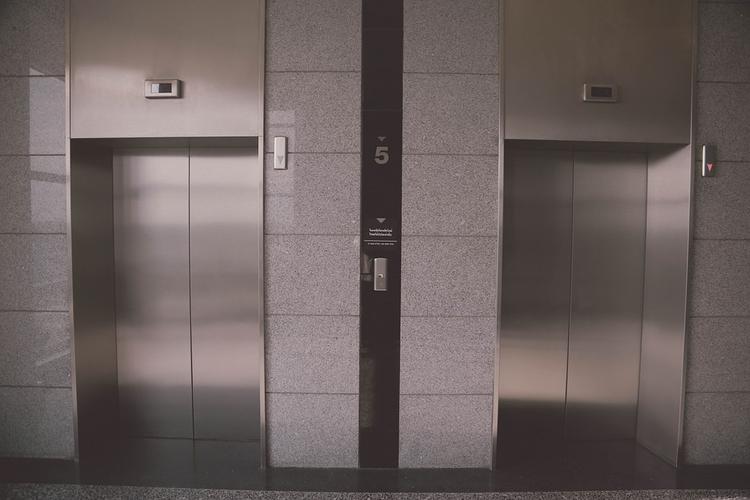 Эксперт по этикету рассказала, как следует себя вести в лифте