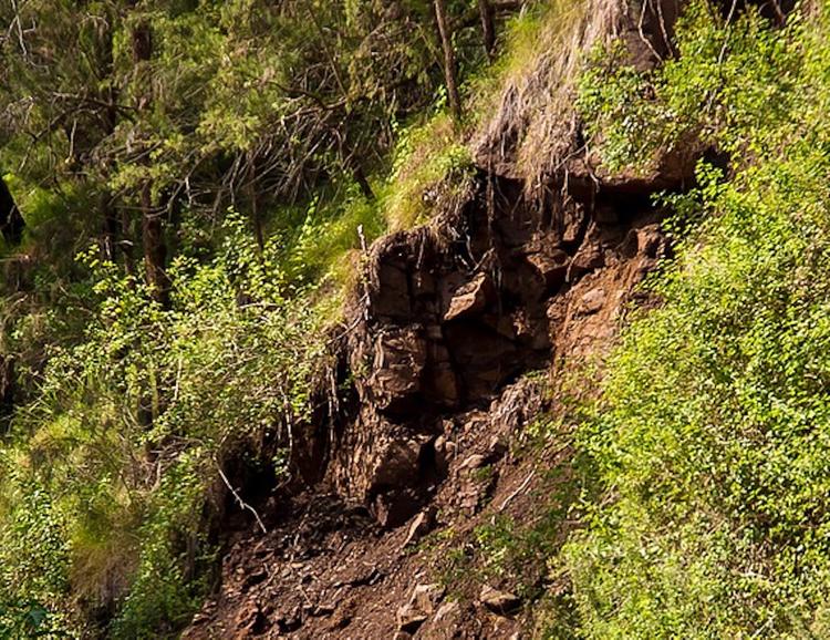 Гигантский грязевой оползень сходит на Урале после землетрясения