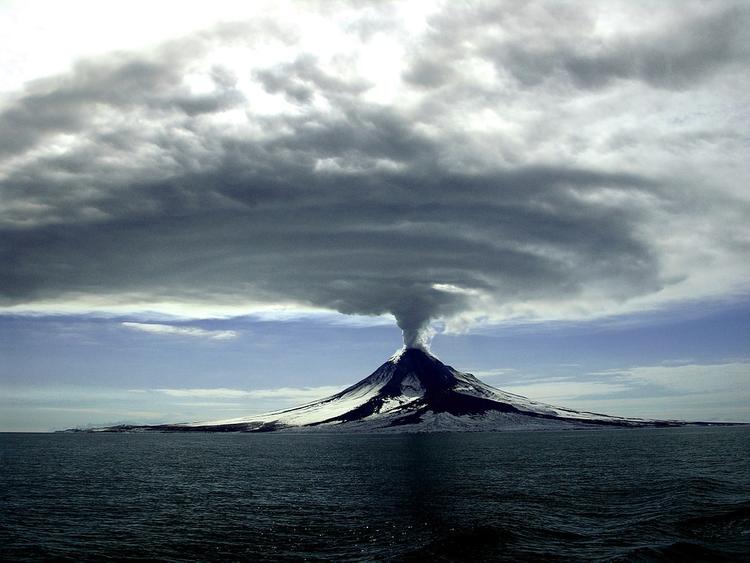 Вулкан Эбеко засыпал пеплом Северо-Курильск на Сахалине