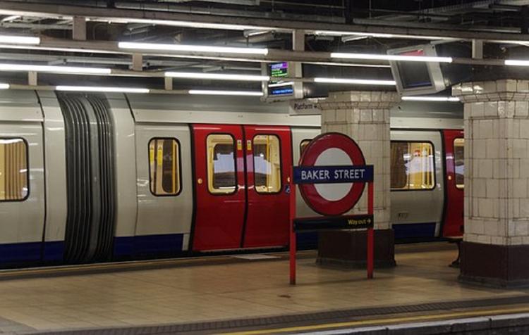 Экс-главу Евротоннеля сбросили на рельсы в лондонском метро. Опубликовано видео