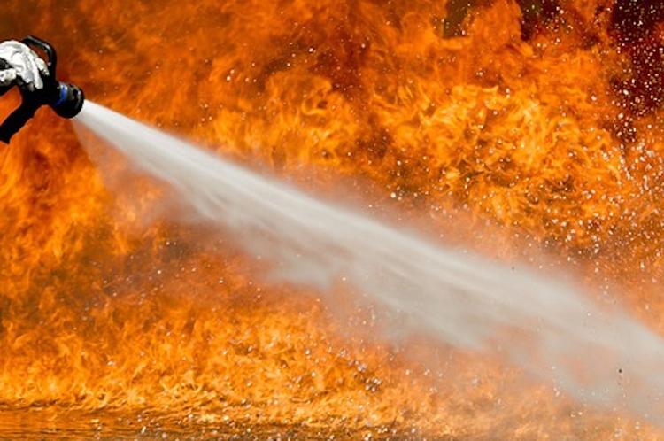 Пожар вспыхнул на строительном рынке в Подмосковье