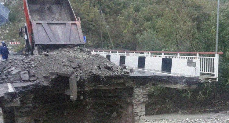 "У них не было шансов": при обрушении моста в Приморье погибли женщина и ребенок