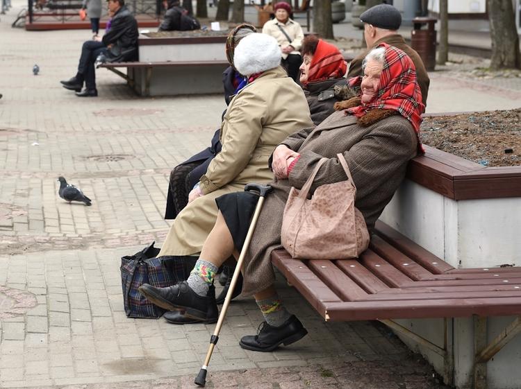Латвия: российским пенсионерам придется страховать свое здоровье