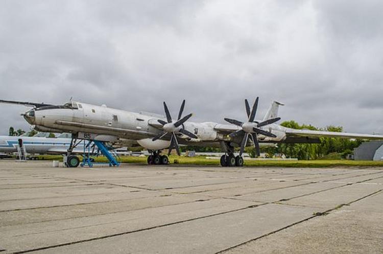 Российский Ту-142 пролетел на низкой высоте вблизи корабля НАТО