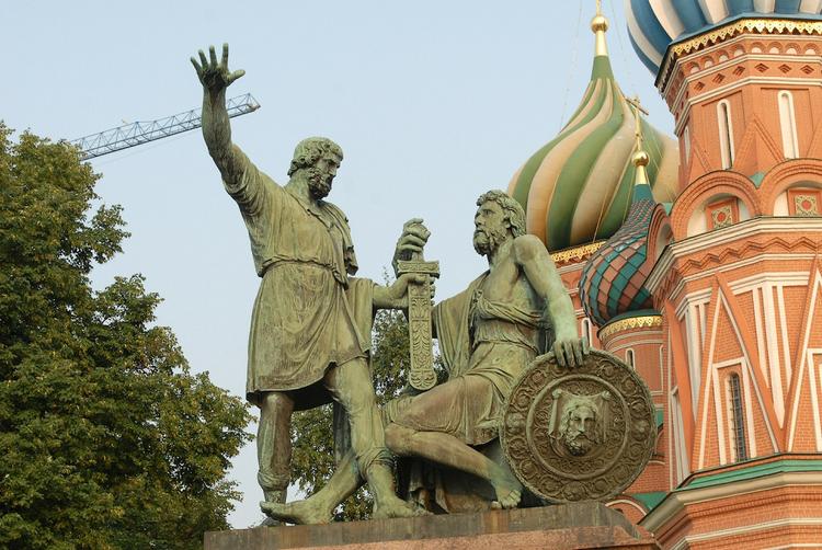 Путин возложил цветы к памятнику Минину и Пожарскому в центре Москвы