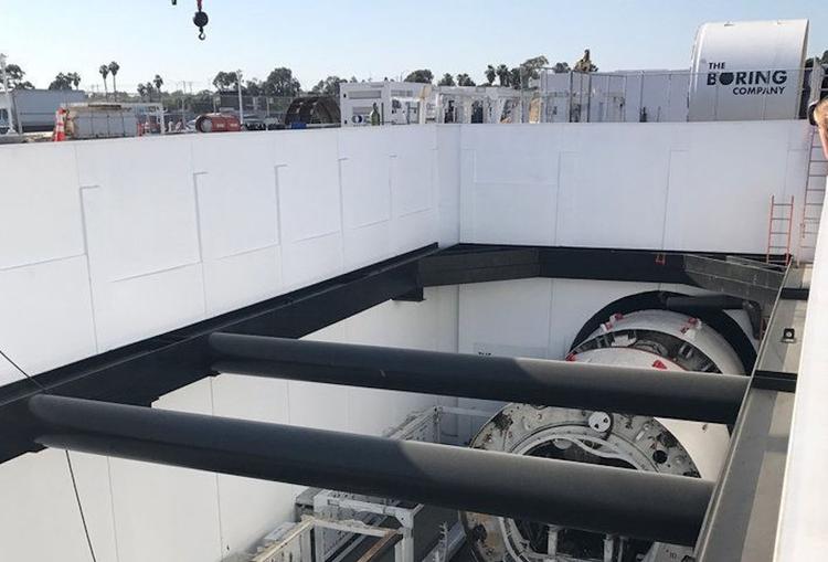 Илон Маск показал пугающе длинный скоростной тоннель под Лос-Анжелесом изнутри