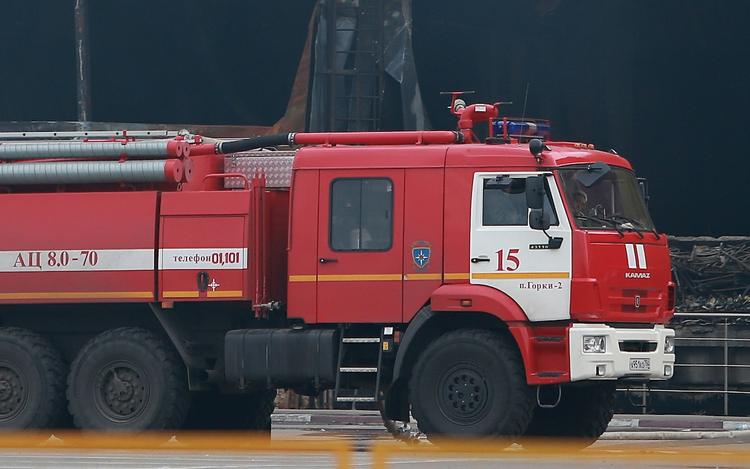 Спасатели: в Петербурге существует угроза обрушения горящего гипермаркета