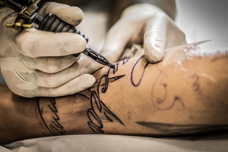 Ученые нашли связь между татуировками и адюльтером