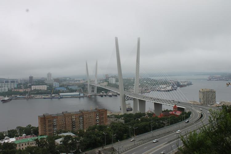Во Владивостоке охранник не пустил "автобус на ножках" на Золотой мост