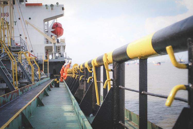 Захарова сообщила об отправке в США трех танкеров с российским СПГ