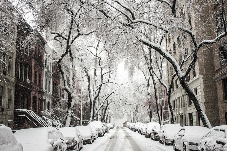 Первый снегопад в Нью-Йорке вызвал транспортный коллапс