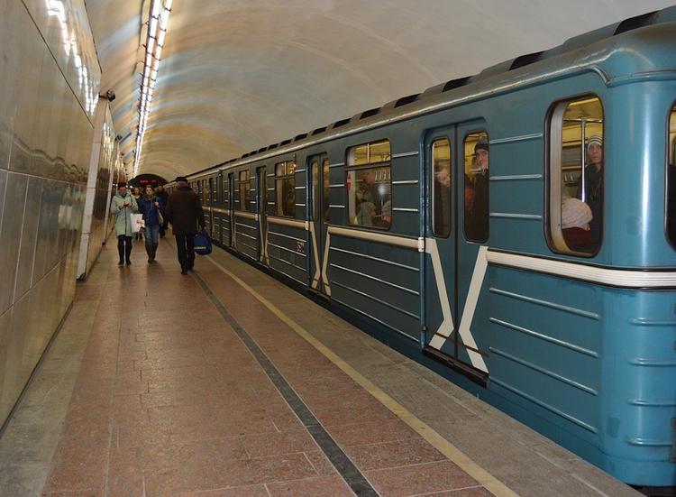 В больницу попала девушка, упавшая при выходе из вагона московского метро