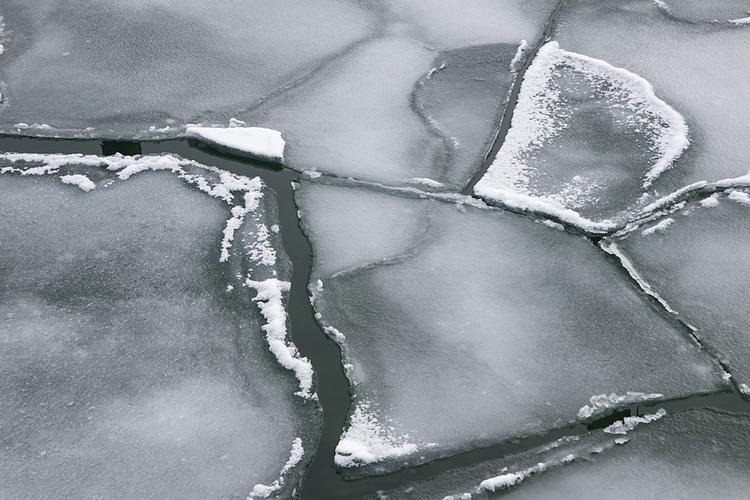 В Якутии восемь человек унесло в море Лаптевых на отколовшейся льдине