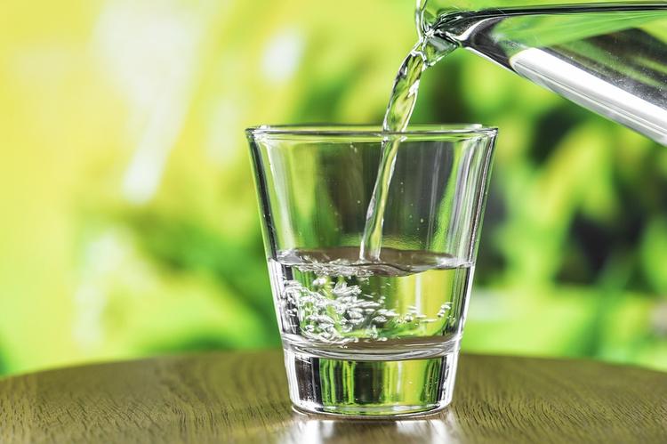 Чрезмерное употребление воды может быть смертельно опасно, рассказали врачи